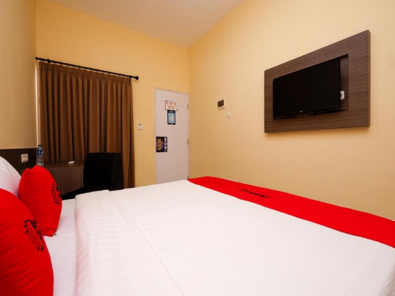 Reddoorz Plus Near Paragon Mall Semarang Hotel Exterior foto