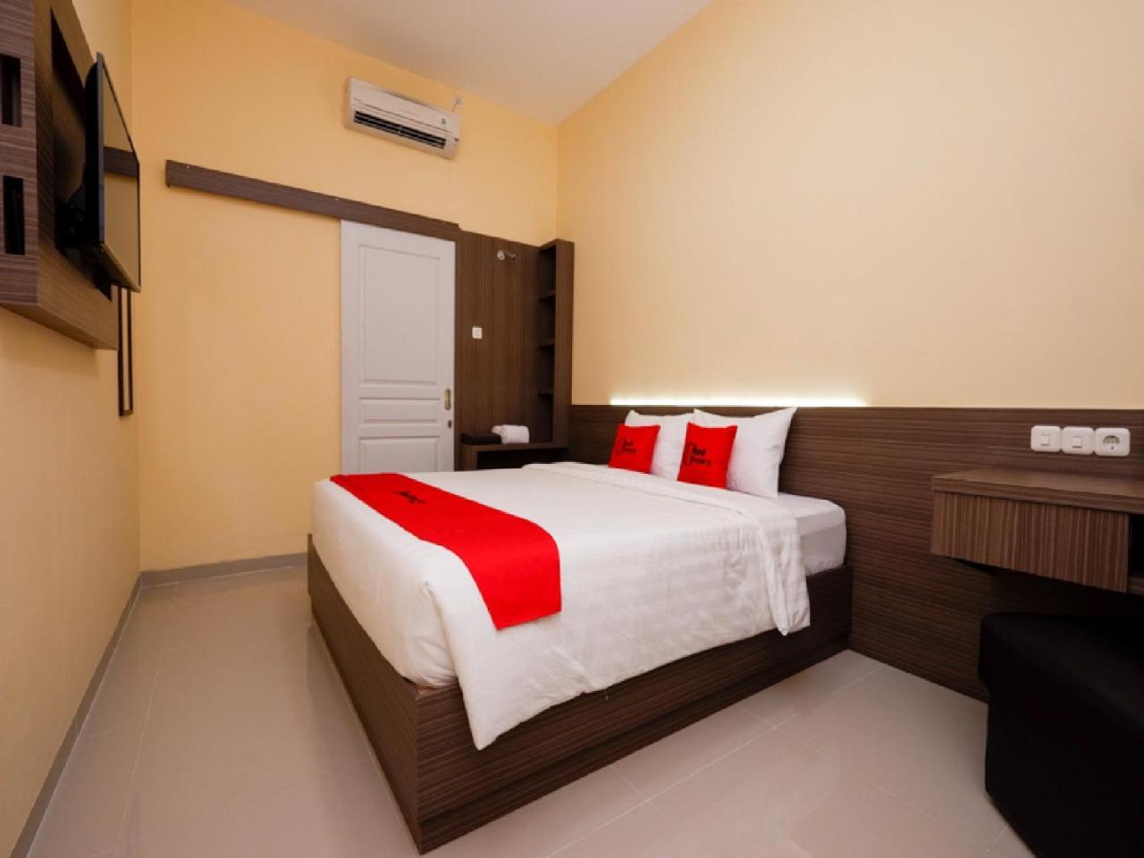 Reddoorz Plus Near Paragon Mall Semarang Hotel Exterior foto