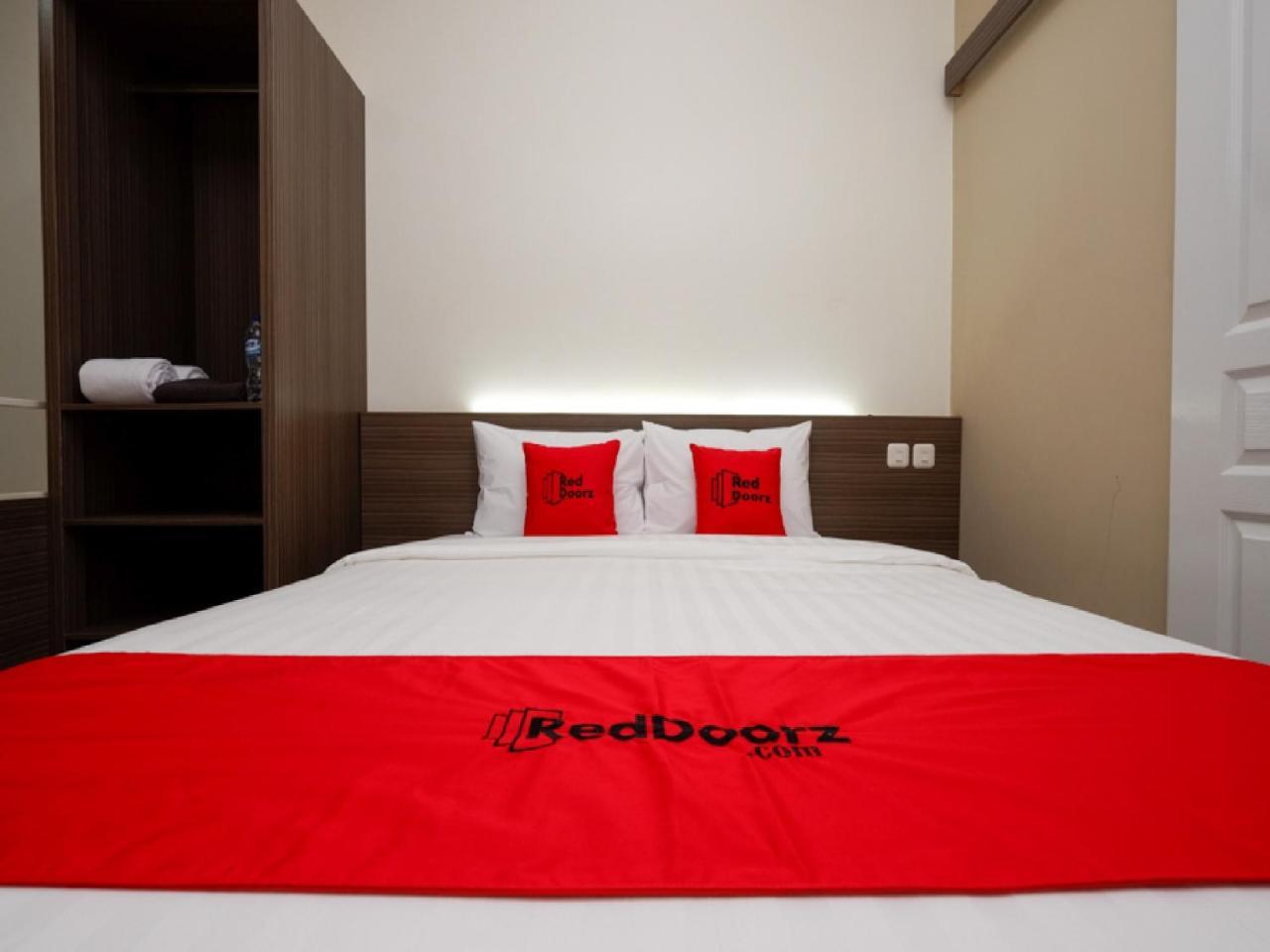 Reddoorz Plus Near Paragon Mall Semarang Hotel Exterior foto