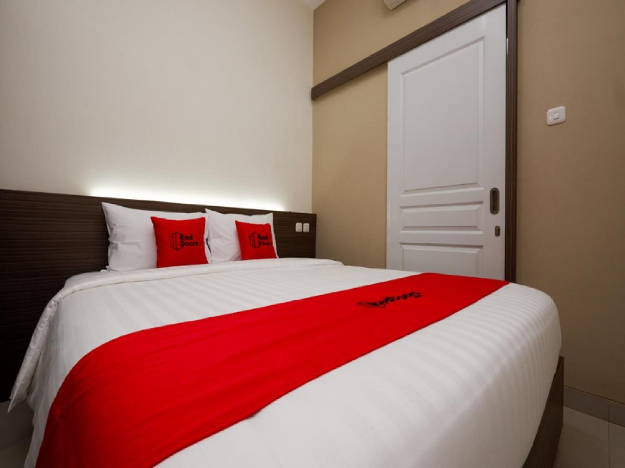 Reddoorz Plus Near Paragon Mall Semarang Hotel Exterior foto