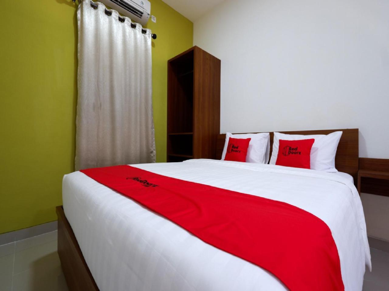 Reddoorz Plus Near Paragon Mall Semarang Hotel Exterior foto